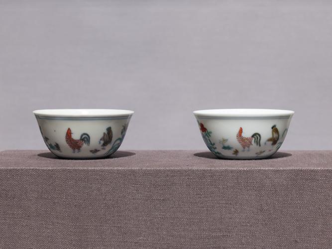 A pair of seemingly identical ceramic bowls featuring painted chickens