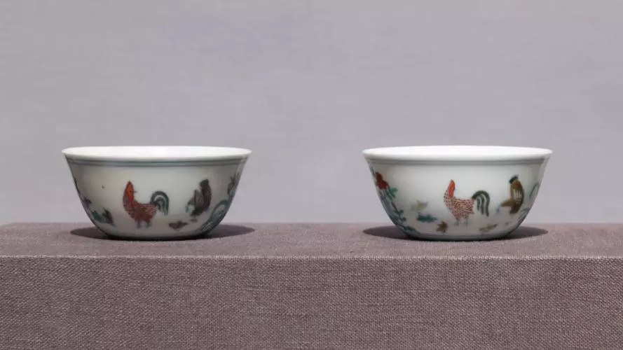 A pair of seemingly identical ceramic bowls featuring painted chickens